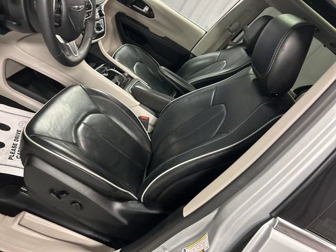 Used 2024 Chrysler Pacifica Limited FWD image 12