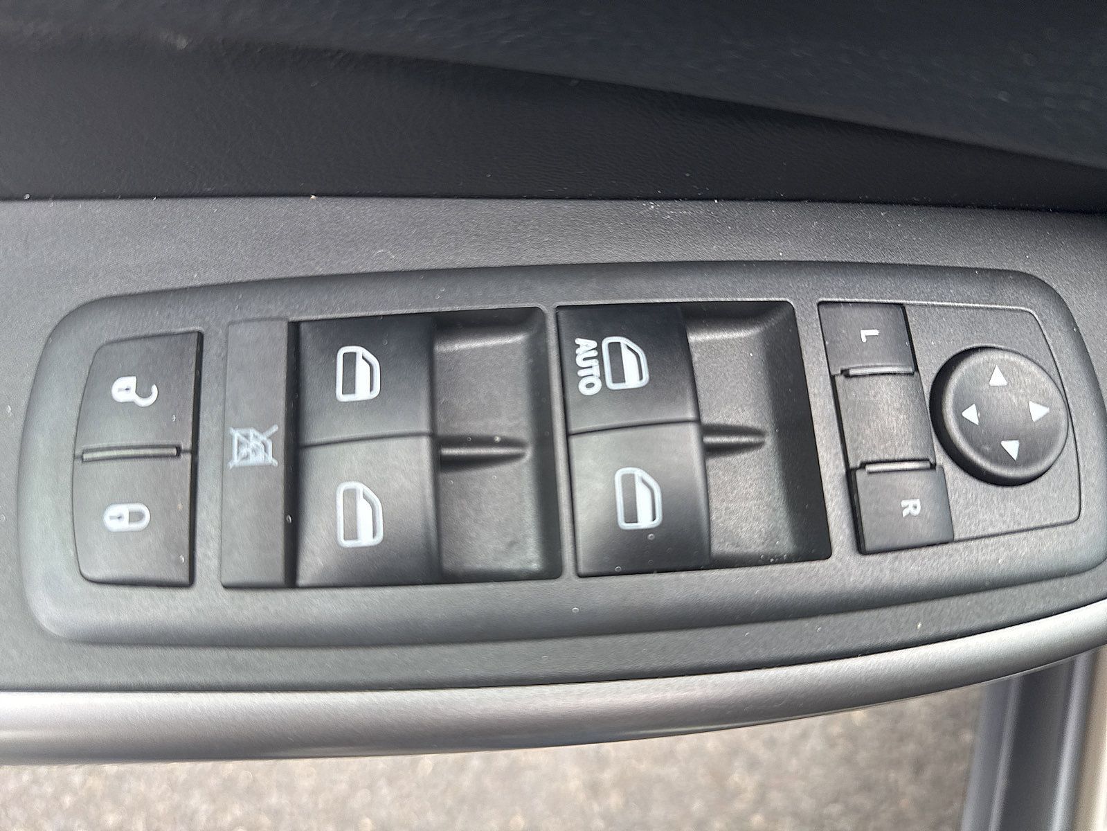 Used 2019 Jeep Cherokee Latitude w/ Cold Weather Group AWD/4WD image 31