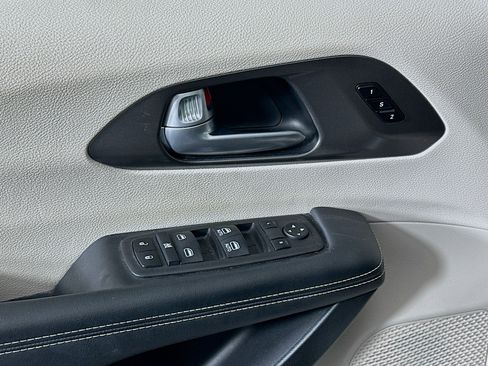 Used 2024 Chrysler Pacifica Touring-L image 15