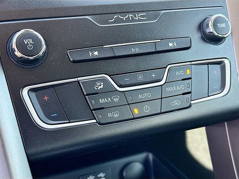 Used 2020 Ford Fusion SE image 16