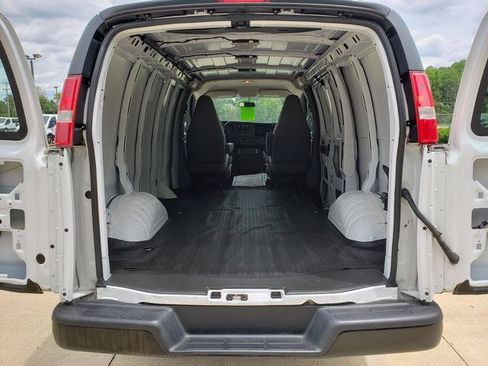 Used 2018 Chevrolet Express 2500 w/ Driver Convenience Package RWD image 5