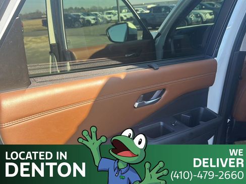 Used 2023 Nissan Pathfinder Platinum image 11