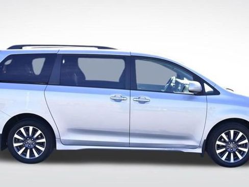 Used 2020 Toyota Sienna XLE w/ XLE Navigation Package image 6