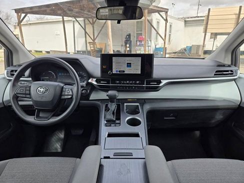Used 2025 Toyota Sienna LE image 22