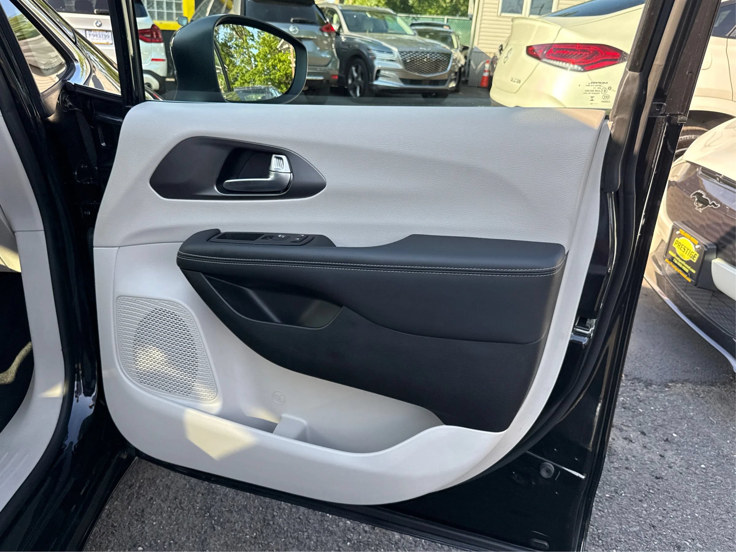 Used 2023 Chrysler Pacifica Touring-L FWD image 19