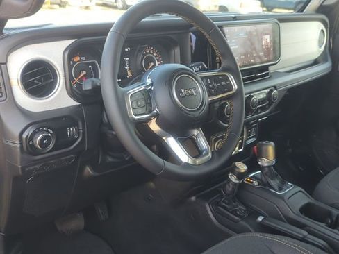 Used 2025 Jeep Wrangler Sahara image 12