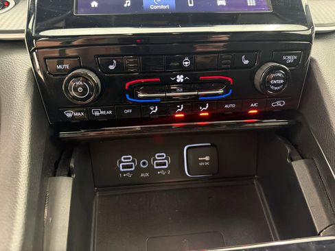 Used 2024 Jeep Grand Cherokee Laredo X w/ Luxury Tech Group I AWD/4WD image 18