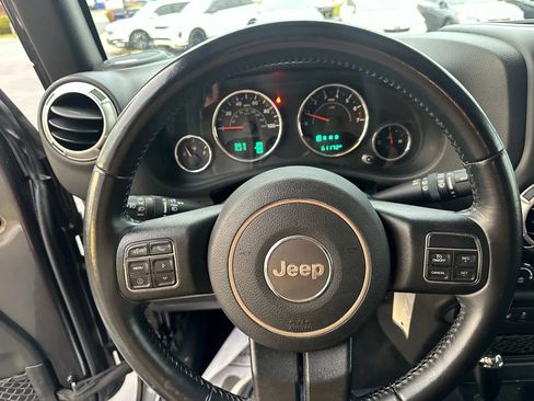 Used 2017 Jeep Wrangler Unlimited Sahara w/ Connectivity Group AWD/4WD image 12