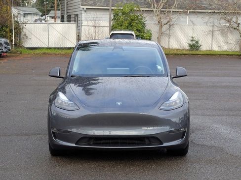 Used 2022 Tesla Model Y Long Range image 8