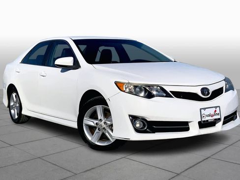 Used 2014 Toyota Camry SE image 2