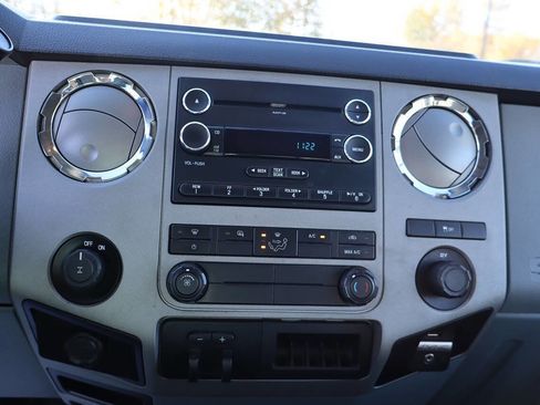 Used 2015 Ford F250 XLT w/ XLT Premium Package image 16