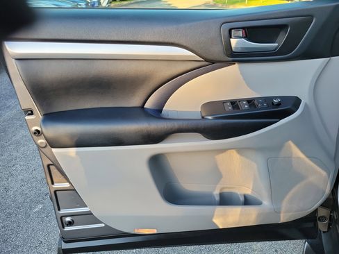 Used 2017 Toyota Highlander XLE image 14