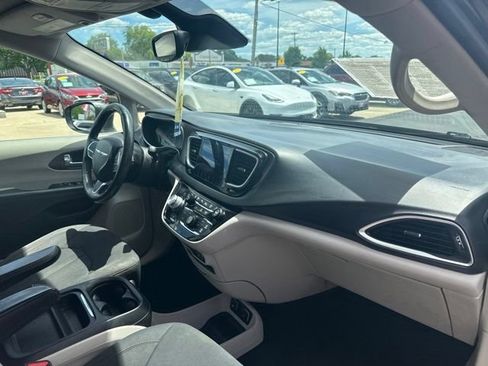 Used 2019 Chrysler Pacifica Touring Plus w/ Advanced Safetytec Group FWD image 22