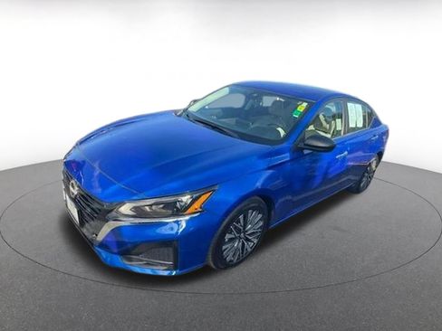 Used 2025 Nissan Altima 2.5 SV FWD image 3