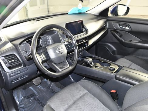 Used 2025 Nissan Rogue SV AWD/4WD image 2
