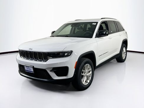 Used 2023 Jeep Grand Cherokee Laredo image 1