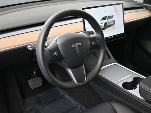 Used 2022 Tesla Model Y Long Range image 7
