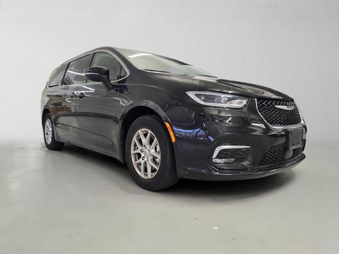 Used 2023 Chrysler Pacifica Touring-L FWD image 7