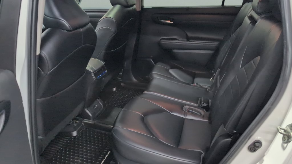 Used 2022 Toyota Highlander XLE AWD/4WD image 19