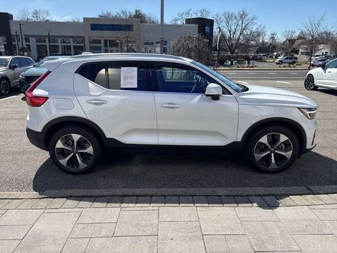Used 2025 Volvo XC40 B5 Plus AWD/4WD image 6