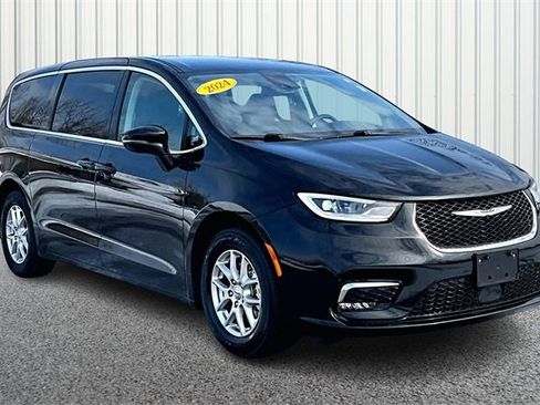Used 2024 Chrysler Pacifica Touring-L image 1