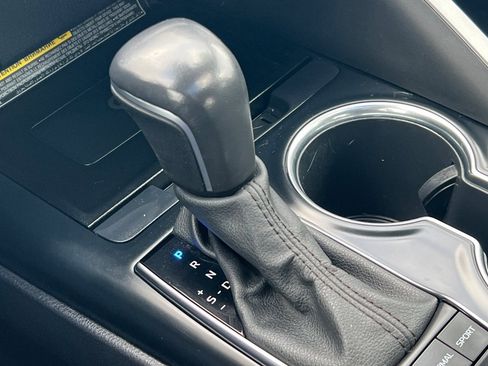 Used 2020 Toyota Camry XLE w/ Sunroof Package image 18