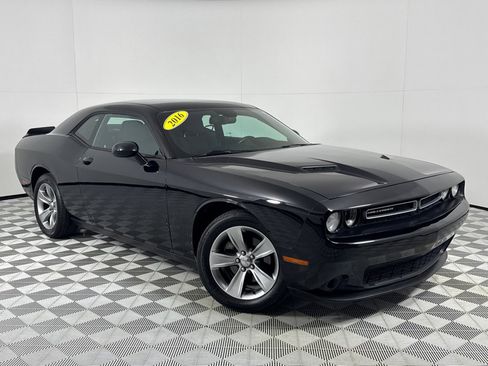 Used 2016 Dodge Challenger SXT image 2