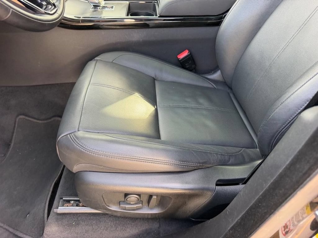 Used 2025 Land Rover Range Rover Velar Dynamic SE AWD/4WD image 19