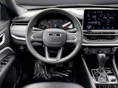 Used 2024 Jeep Compass Latitude image 8