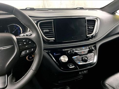 Used 2024 Chrysler Pacifica Limited FWD image 25