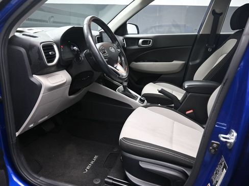 Used 2024 Hyundai Venue SEL FWD image 17