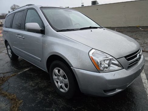 Used 2010 Kia Sedona LX image 3