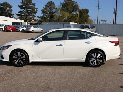 Used 2022 Nissan Altima 2.5 SV w/ SV Premium Package AWD/4WD image 3