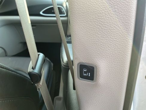 Used 2024 Chrysler Pacifica Touring-L FWD image 12