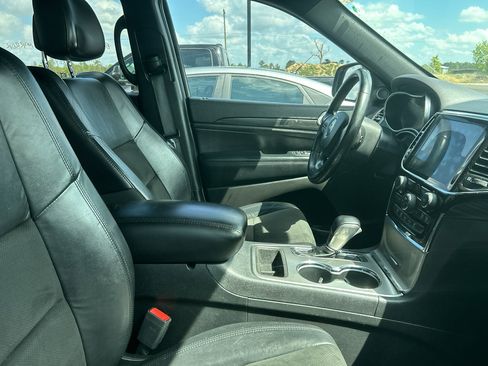 Used 2021 Jeep Grand Cherokee Laredo X AWD/4WD image 3