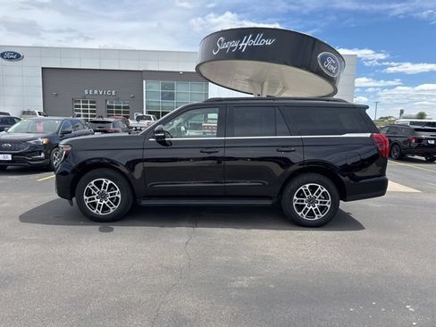 Used 2025 Ford Expedition Active AWD/4WD image 2