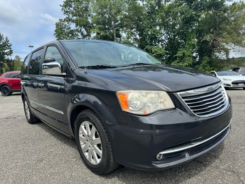 Used 2012 Chrysler Town & Country Touring-L w/ Entertainment Group #2 image 3