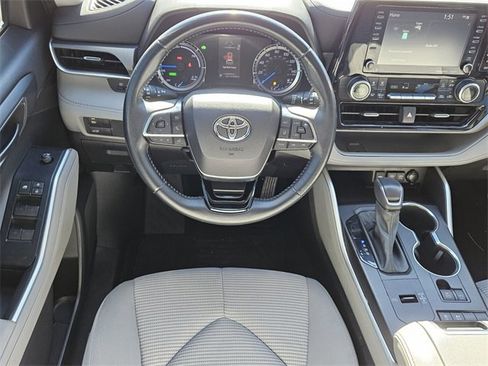 Used 2021 Toyota Highlander LE image 5