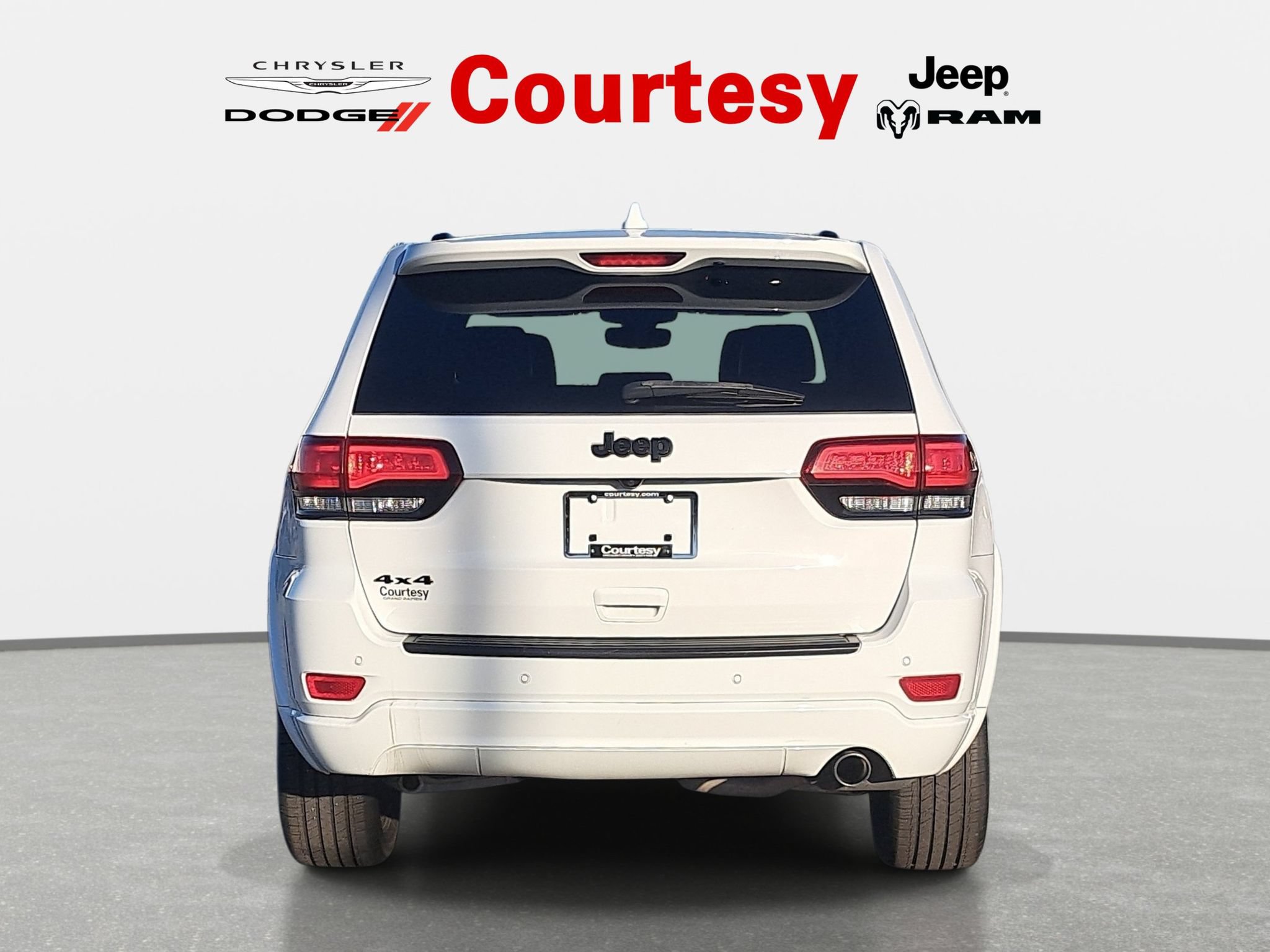 Used 2020 Jeep Grand Cherokee Altitude AWD/4WD image 5