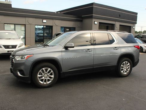 Used 2021 Chevrolet Traverse LT FWD image 2