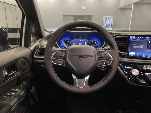 New 2026 Chrysler Pacifica Select image 17