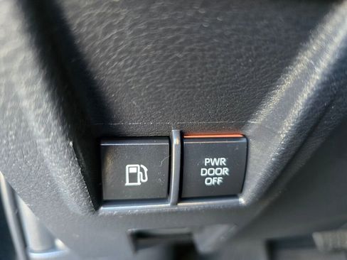 Used 2022 Toyota Sienna XSE image 22