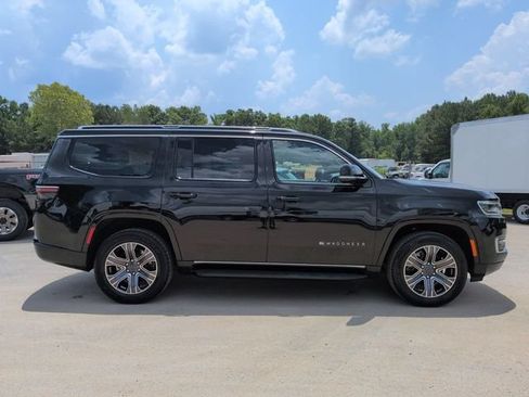 Used 2024 Jeep Wagoneer Series II w/ Flexible Seating Group RWD image 3