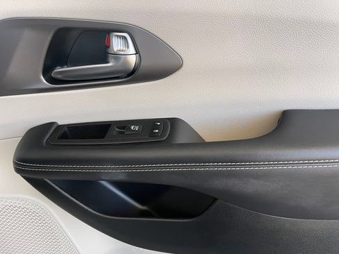 Used 2023 Chrysler Pacifica Touring-L FWD image 16