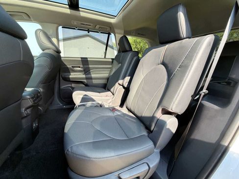 Used 2025 Toyota Grand Highlander AWD image 17