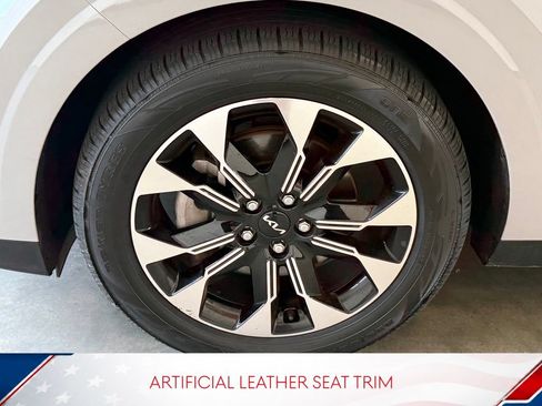 Used 2024 Kia Carnival EX FWD image 14