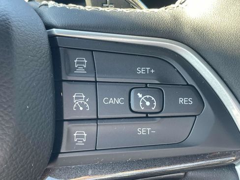 Used 2023 Jeep Grand Cherokee Altitude image 10