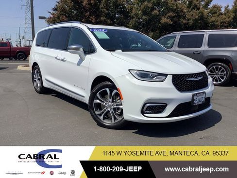 Used 2024 Chrysler Pacifica Pinnacle image 1