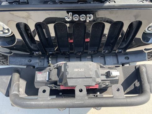 Used 2015 Jeep Wrangler Unlimited Rubicon w/ Connectivity Group AWD/4WD image 29