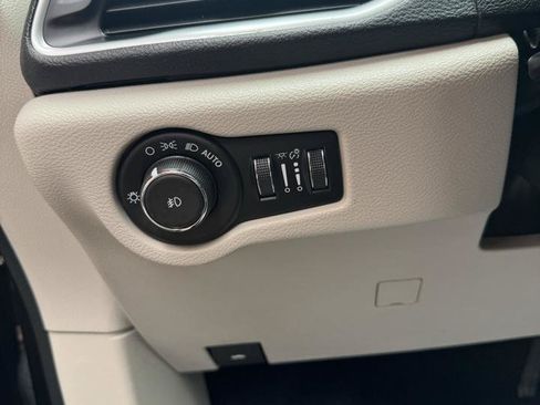 Used 2018 Chrysler Pacifica Limited w/ Advanced Safetytec Group FWD image 8